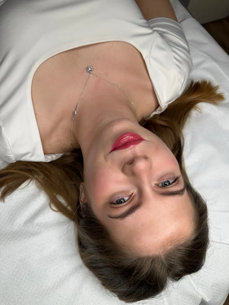 Pudrové obočí a permanentní make-up rtů — studio Opava