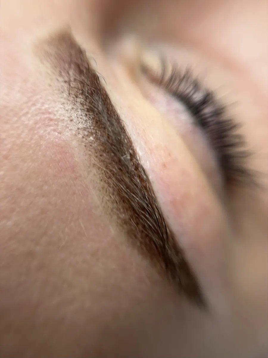Detail pudrového obočí — permanentní make-up Opava